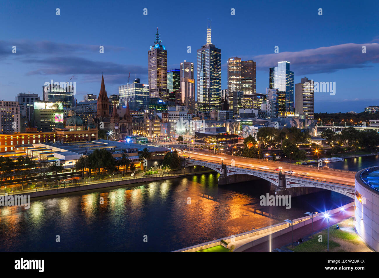 Australia, Victoria, VIC, Melbourne, skyline con il fiume Yarra e Princess Bridge, vista in elevazione, crepuscolo Foto Stock