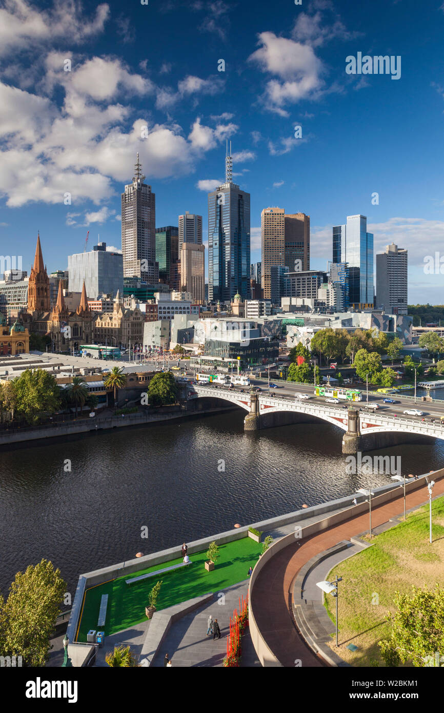 Australia, Victoria, VIC, Melbourne, skyline con il fiume Yarra e Princess Bridge, nel tardo pomeriggio, vista in elevazione Foto Stock