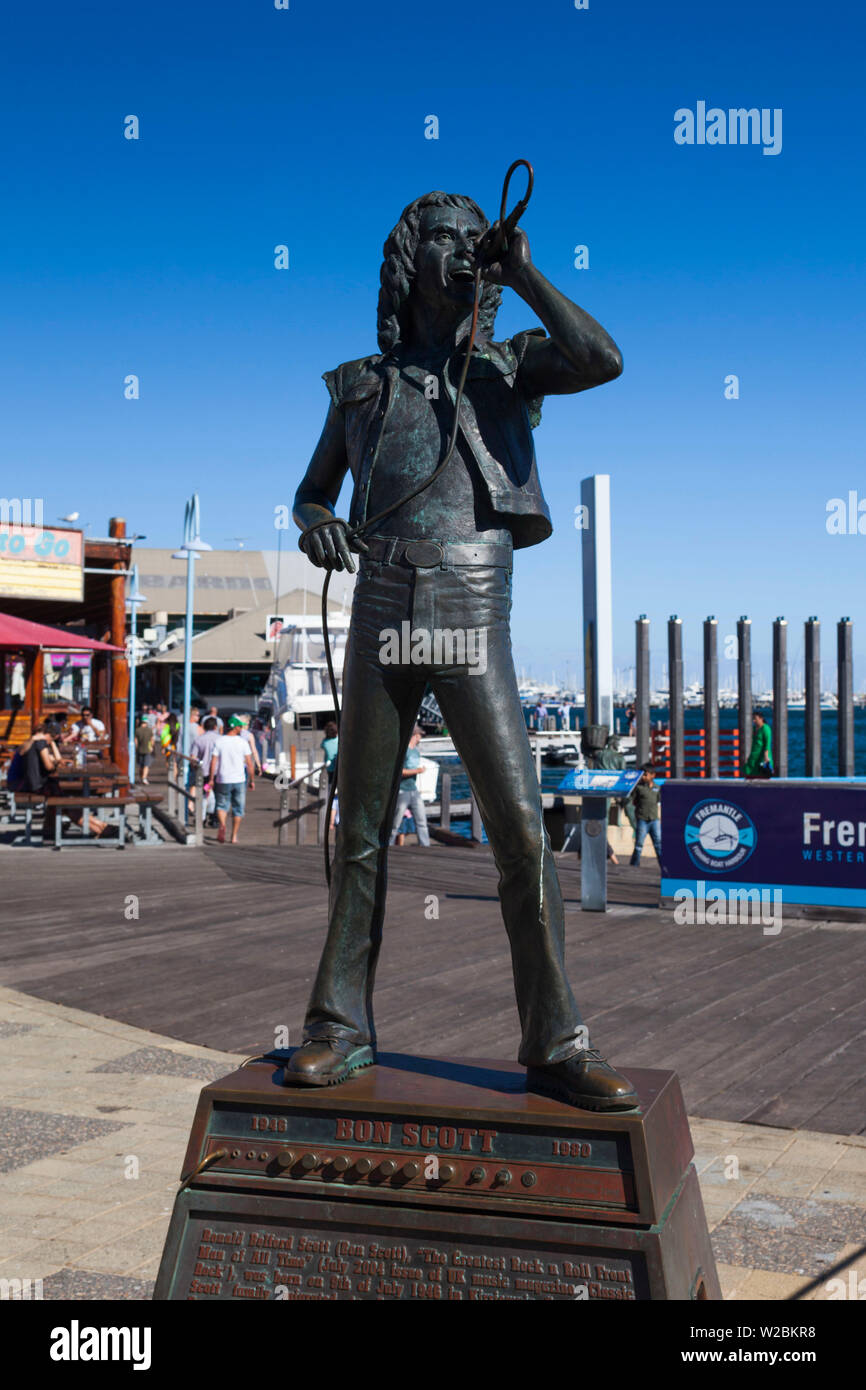 Australia, Australia occidentale, Freemantle, Fishing Boat Harbour, statua di Bon Scott, cantante della rock band AC-DC da Greg James Foto Stock