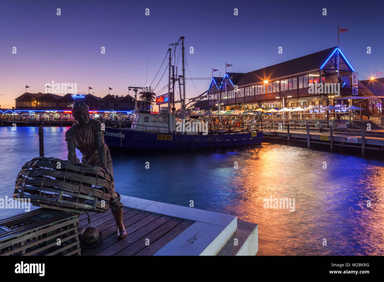 Australia, Australia occidentale, Freemantle, Fishing Boat Harbour, eveing con pescatori's Memorial Sculpture di Greg James e Jon rimani Foto Stock