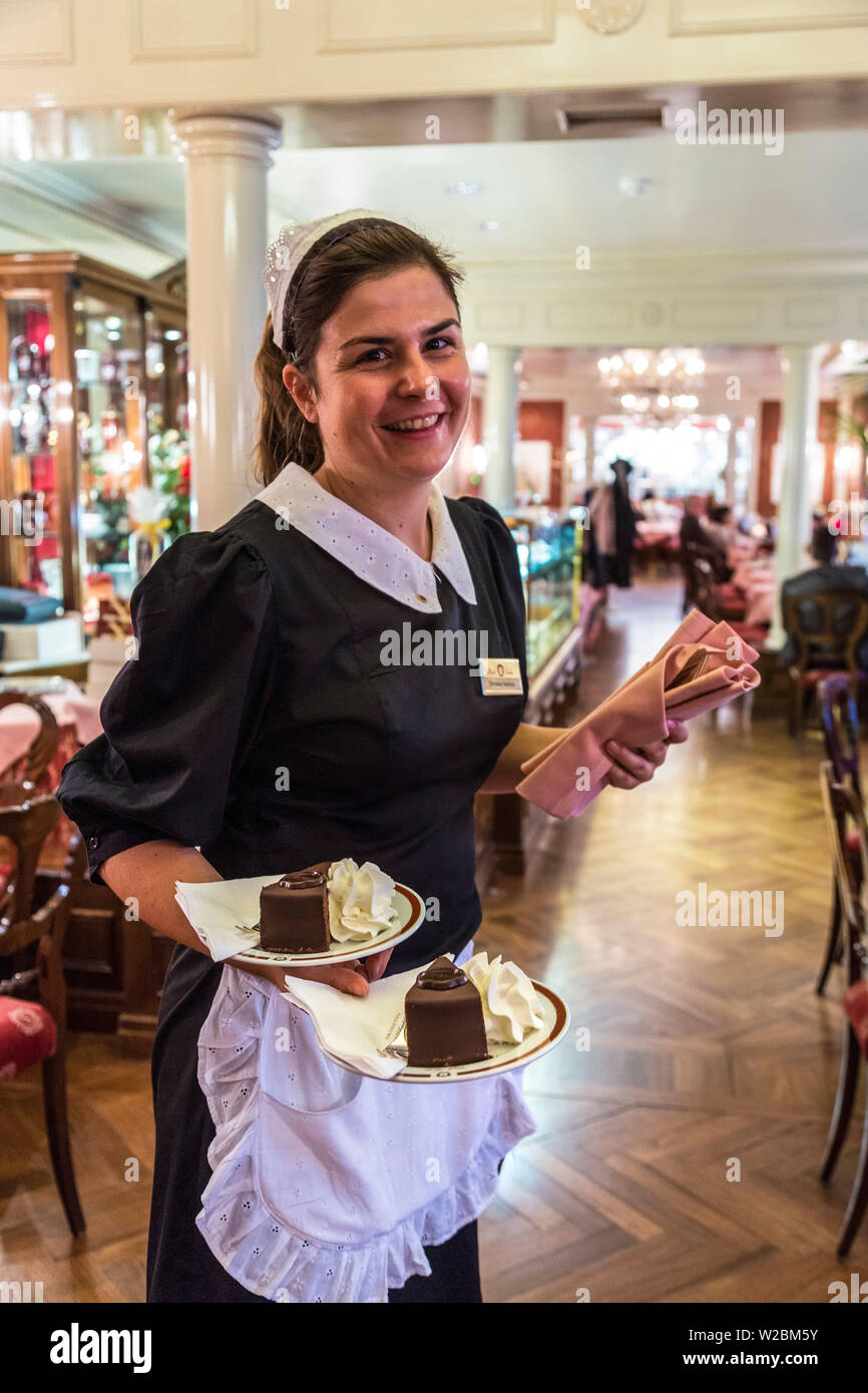 Cameriera serve Sacher Torte, famoso Café Sacher, Salisburgo, Austria Foto Stock