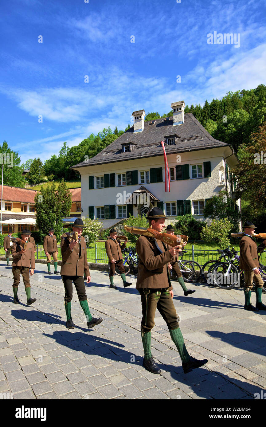 I partecipanti in occasione della festa del Corpus Christi Celebrazioni in loro vestiti tradizionali, St. Wolfgang, lago Wolfgangsee, Austria, Europa Foto Stock