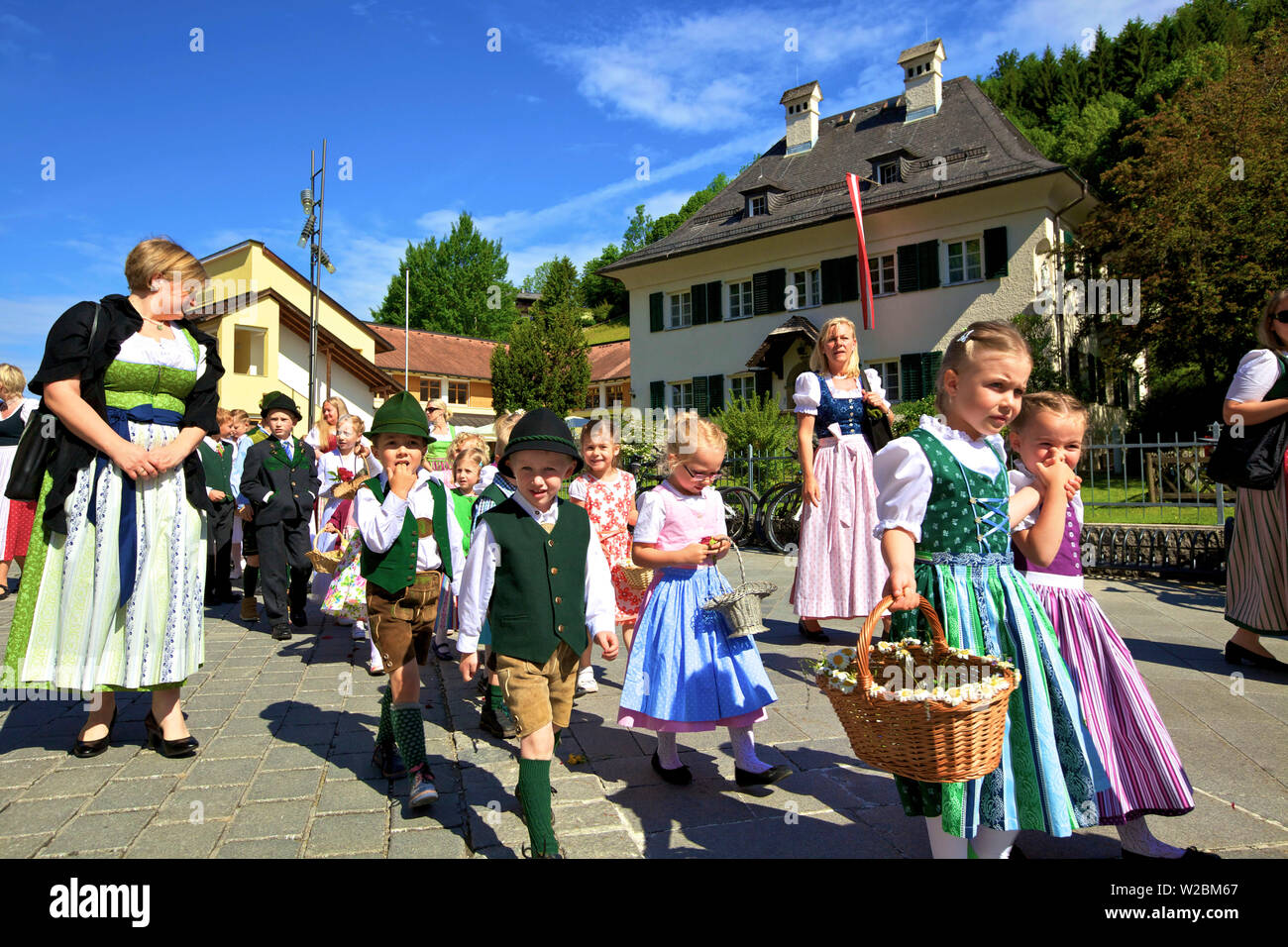 I partecipanti in occasione della festa del Corpus Christi Celebrazioni in loro vestiti tradizionali, St. Wolfgang, lago Wolfgangsee, Austria, Europa Foto Stock