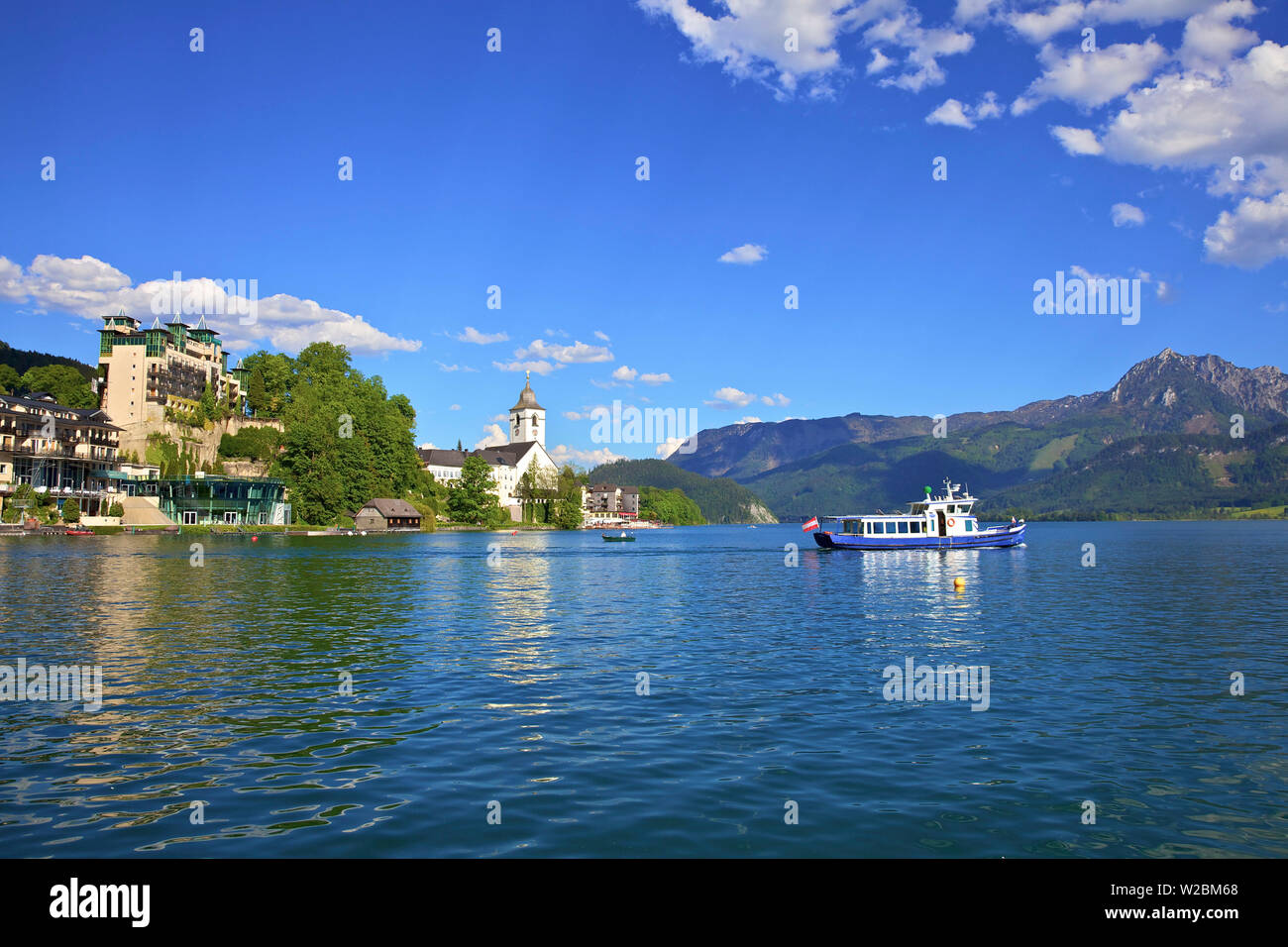 Una barca di traghetto sul lago Wolfgangsee, St. Wolfgang, Austria, Europa Foto Stock