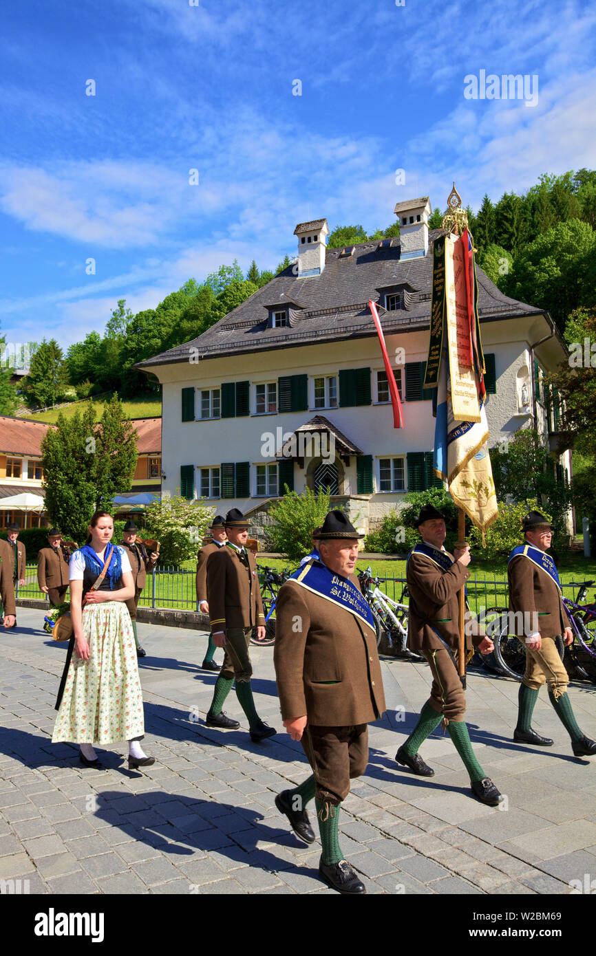 I partecipanti in occasione della festa del Corpus Christi Celebrazioni in loro vestiti tradizionali, St. Wolfgang, lago Wolfgangsee, Austria, Europa Foto Stock