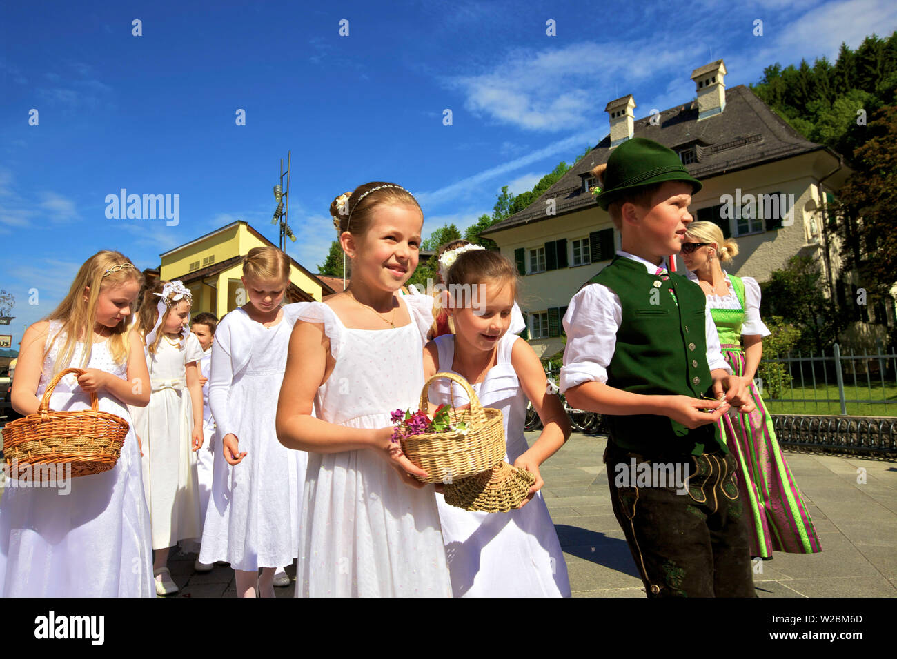 I partecipanti in occasione della festa del Corpus Christi Celebrazioni in loro vestiti tradizionali, St. Wolfgang, lago Wolfgangsee, Austria, Europa Foto Stock