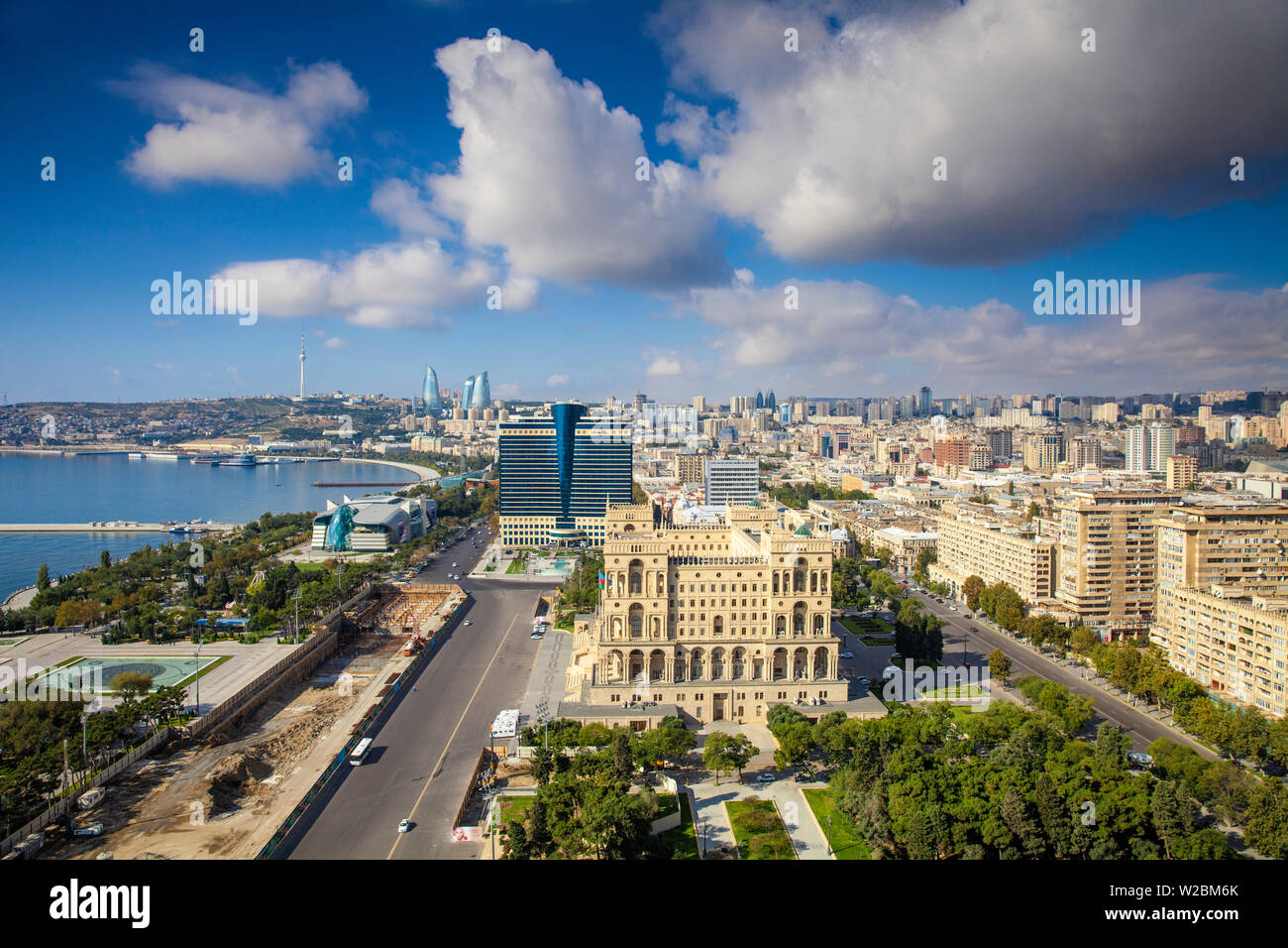 Azerbaigian, Baku, vista città guardando verso la sede del Governo, Hilton Hotel, il Baku Business Center sul Bulvur - lungomare, nella distanza sono torri a fiamma e la torre della TV Foto Stock