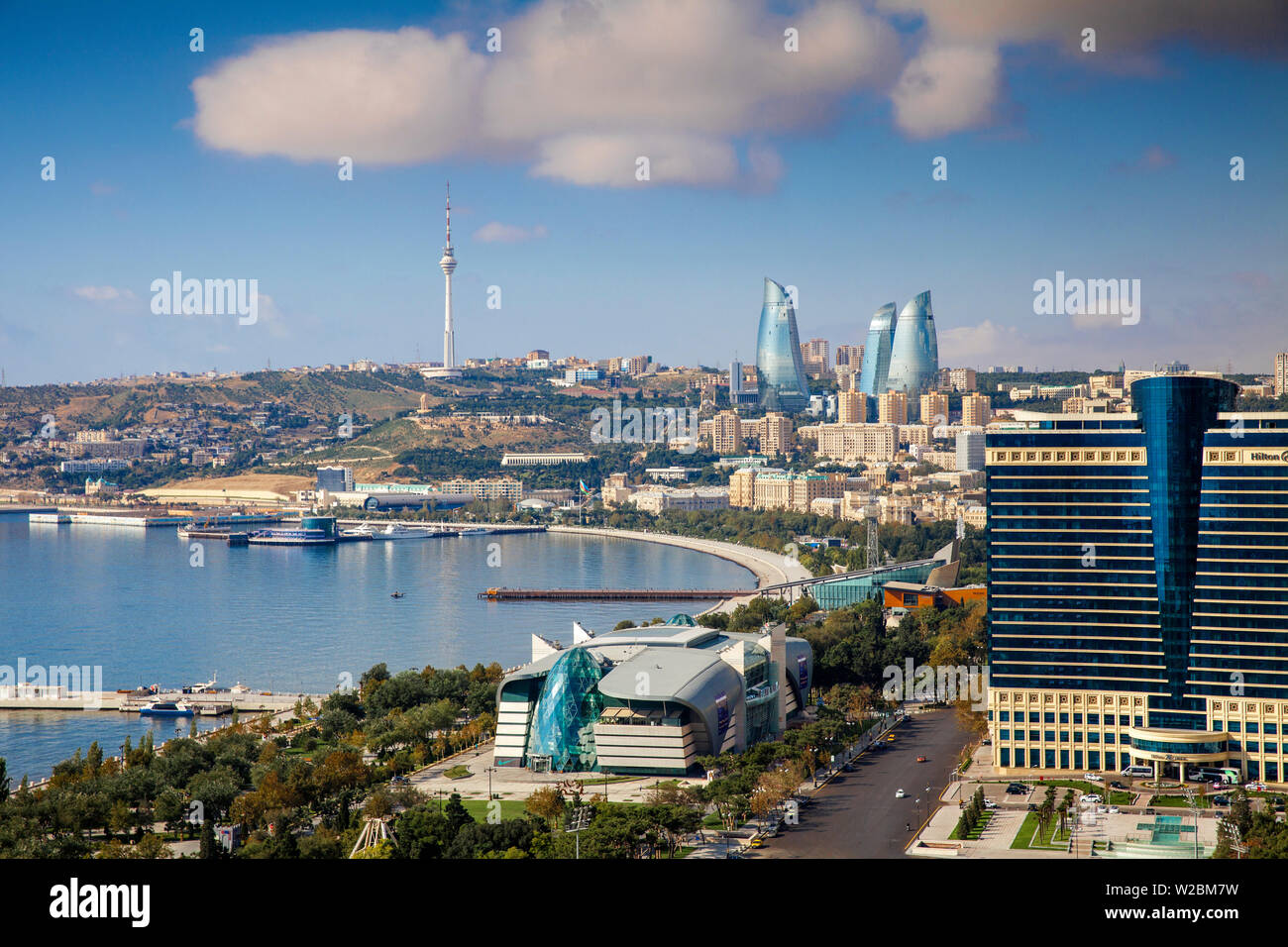 Azerbaigian, Baku, vista città guardando verso l'Hilton Hotel, Parco Bulvar shopping mall, Baku Business Center sul Bulvur - lungomare, nella distanza sono torri a fiamma e la torre della TV Foto Stock
