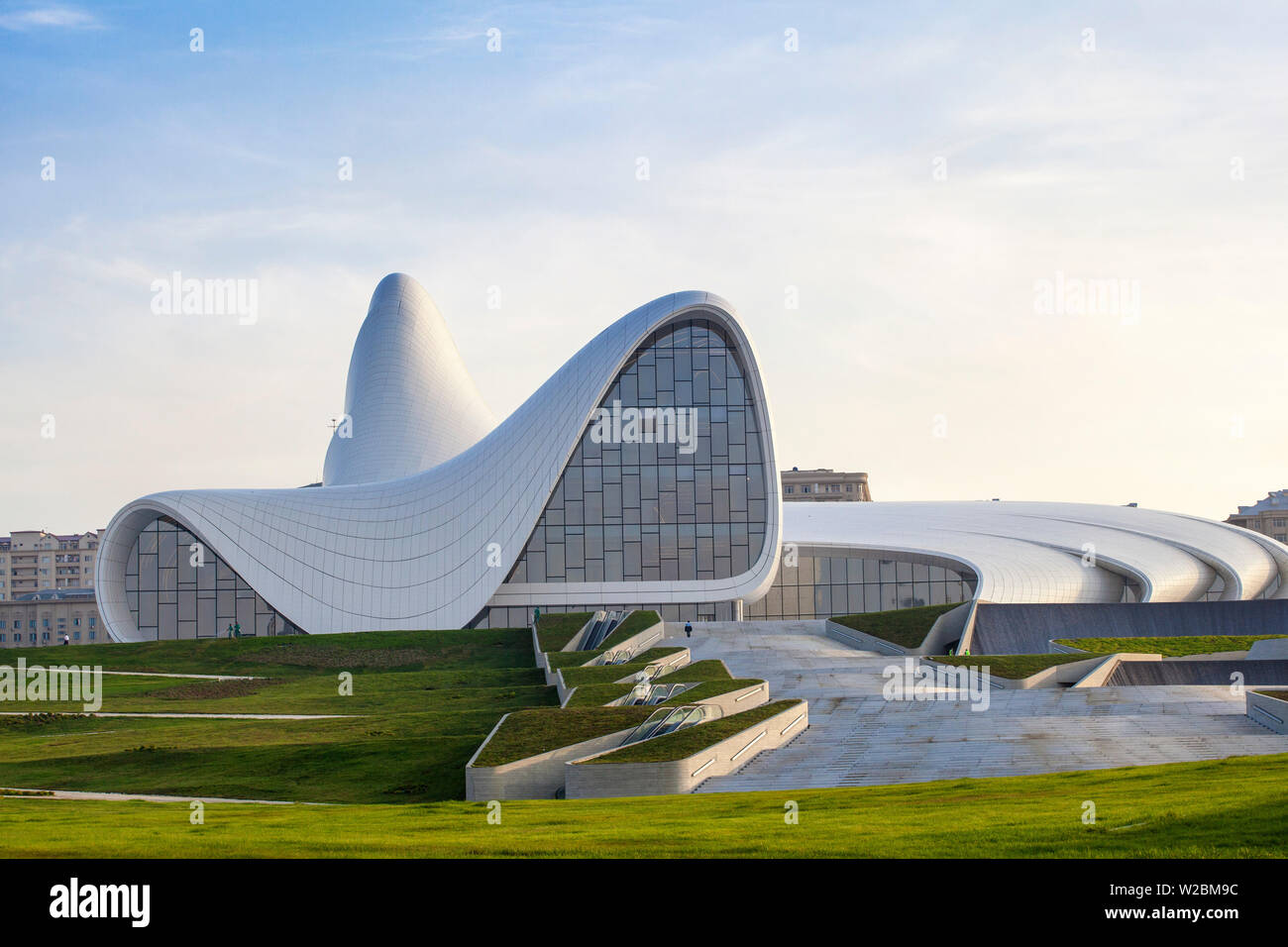 Azerbaigian, Baku, Heydar Aliyev Cultural Centre - una biblioteca, il Museo e il centro Congressi progettato da Iraqi-British architetto Zaha Hadid. Foto Stock