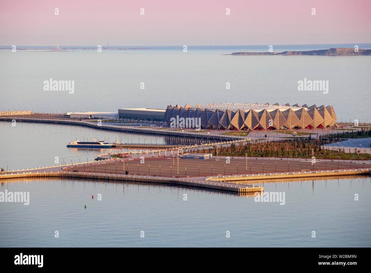 Azerbaigian, Baku, in vista della baia di Baku guardando verso Baku Crystal Hall, dove il 2012 Concorso Eurovisione della canzone si è svolta Foto Stock