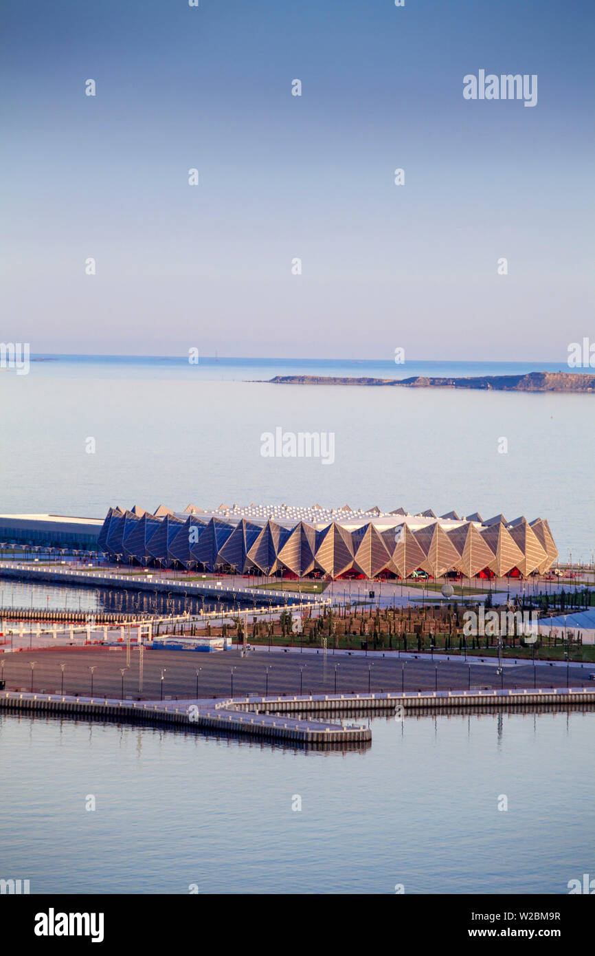 Azerbaigian, Baku, in vista della baia di Baku guardando verso Baku Crystal Hall, dove il 2012 Concorso Eurovisione della canzone si è svolta Foto Stock