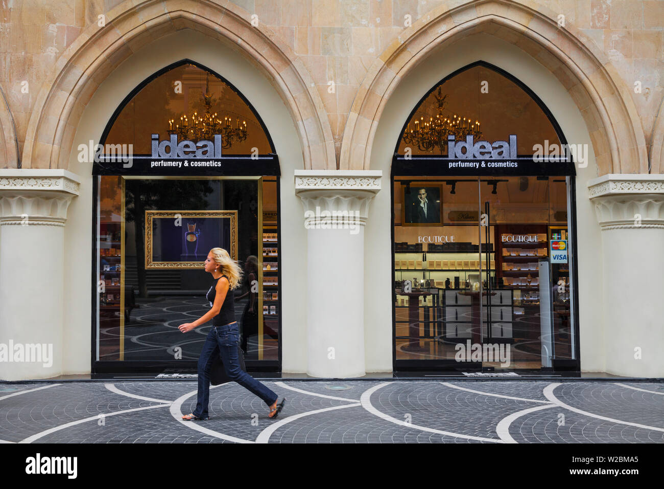 Azerbaigian, Baku, Nizami (Torgovaya) St - una strada pedonale nel centro di Baku, Donna camminando passato ideale di profumeria e negozio di cosmetici Foto Stock