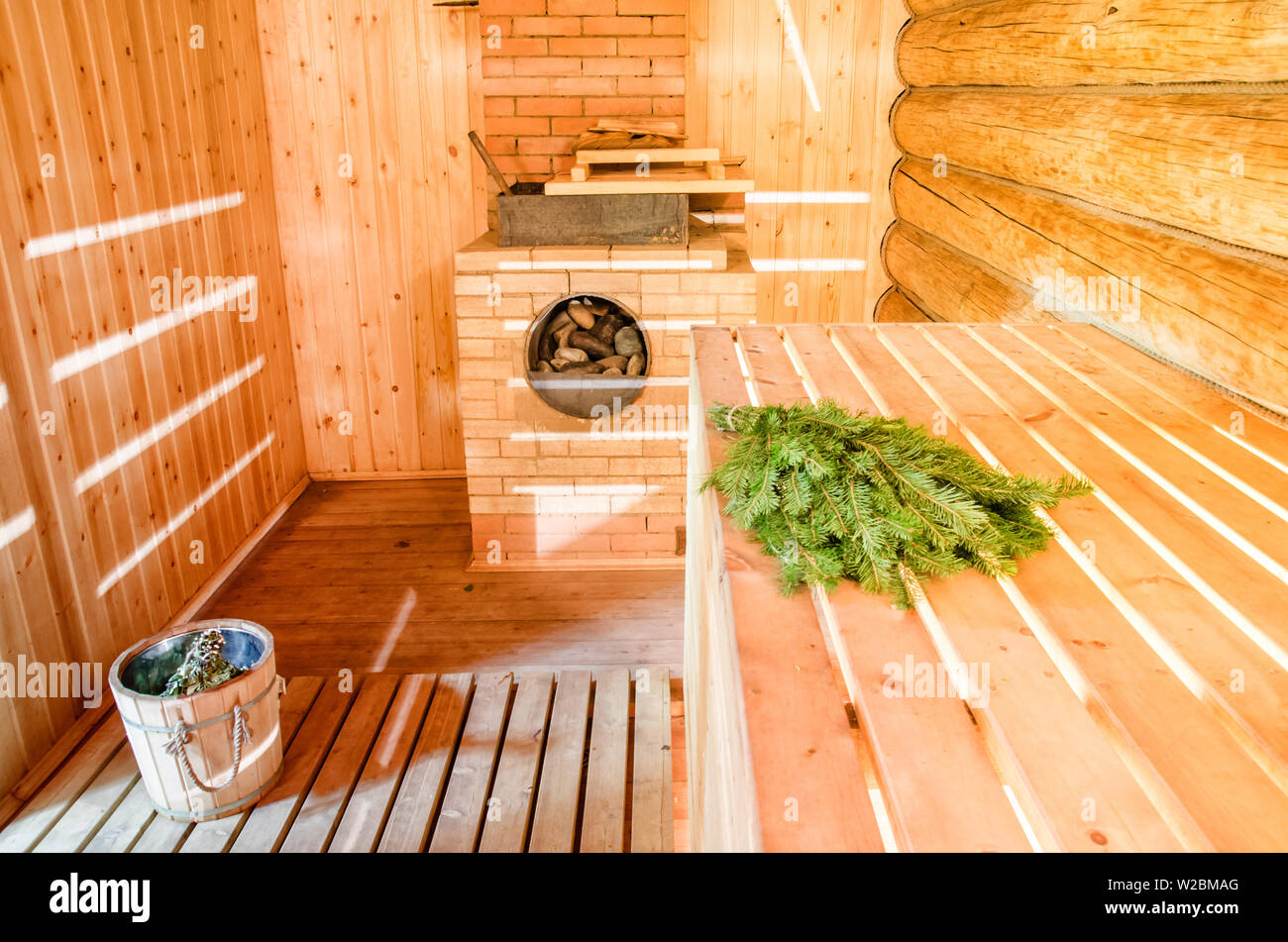 Russo sauna in legno banya con abete rosso di ginestra e forno con pietre Foto Stock