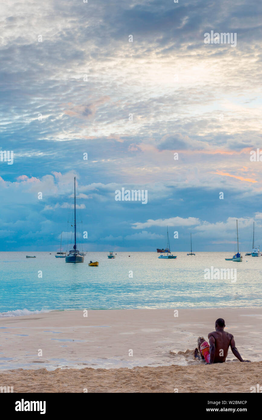Caraibi, Barbados, Bridgetown, Carlisle Bay, ghiaiosa spiaggia al tramonto Foto Stock