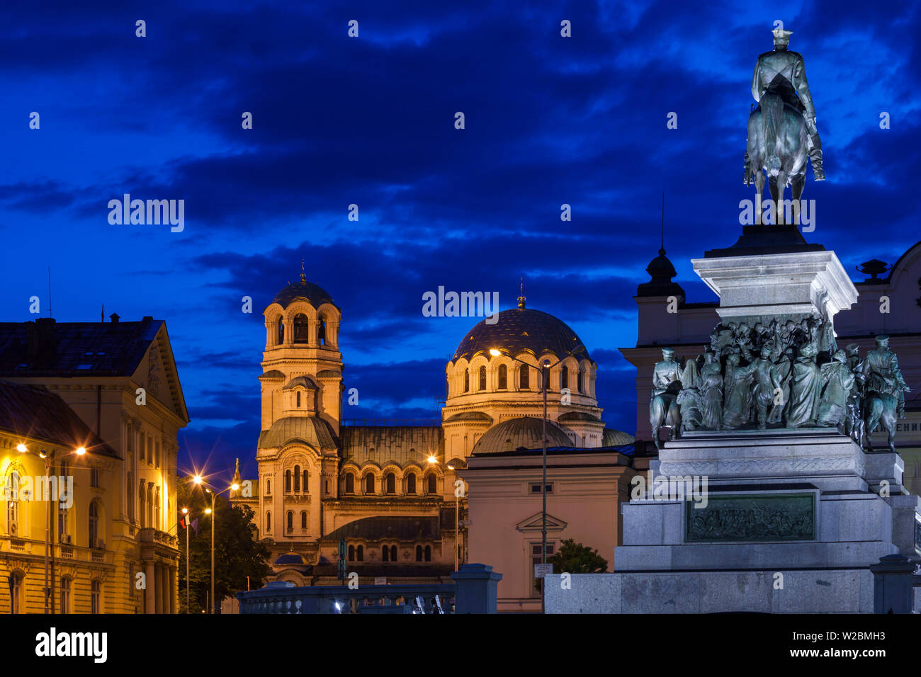 La Bulgaria, Sofia, Ploshtad Alexander Nevski Square, Aleksander Nevski chiesa con il monumento a zar russo Alessandro II, liberatore di Bulgaria, alba Foto Stock