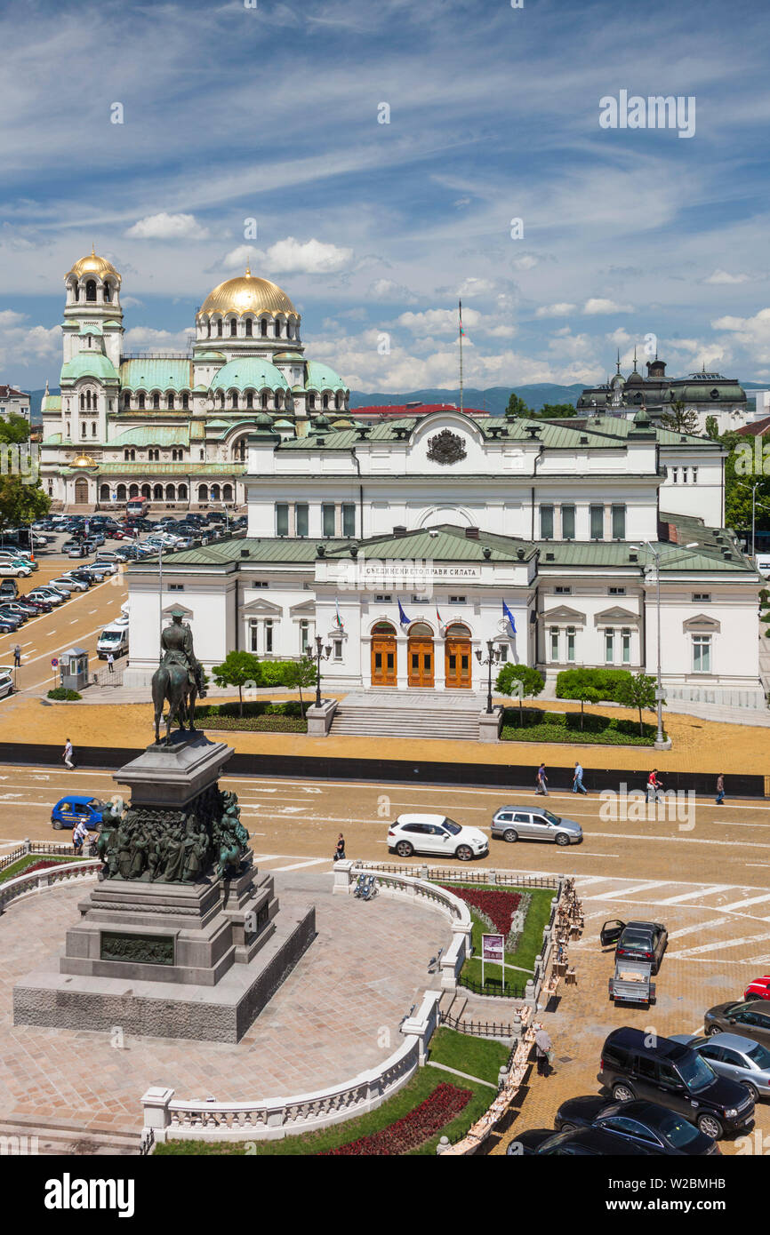 La Bulgaria, Sofia, Ploshtad Narodno Sabranie Square, Statua di russo lo zar Alessandro II, Assemblea nazionale edificio, e la cattedrale di Alexander Nevski, vista in elevazione Foto Stock