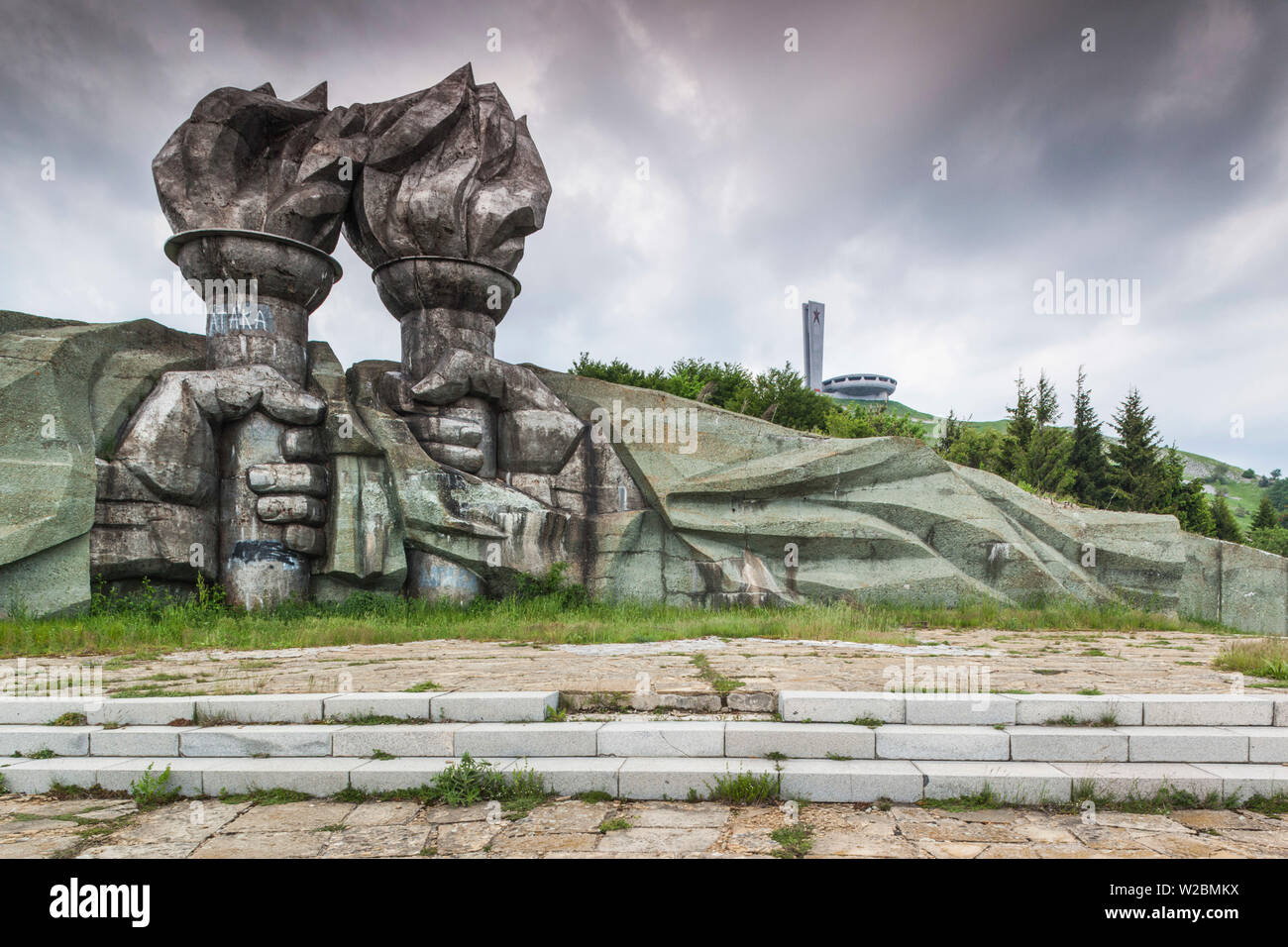 La Bulgaria, centrale Monti, Shipka, Shipka Pass, Rovine dell'era sovietica Monumento Buzludzha, costruito in onore del partito comunista bulgaro nel1981, tardo pomeriggio Foto Stock