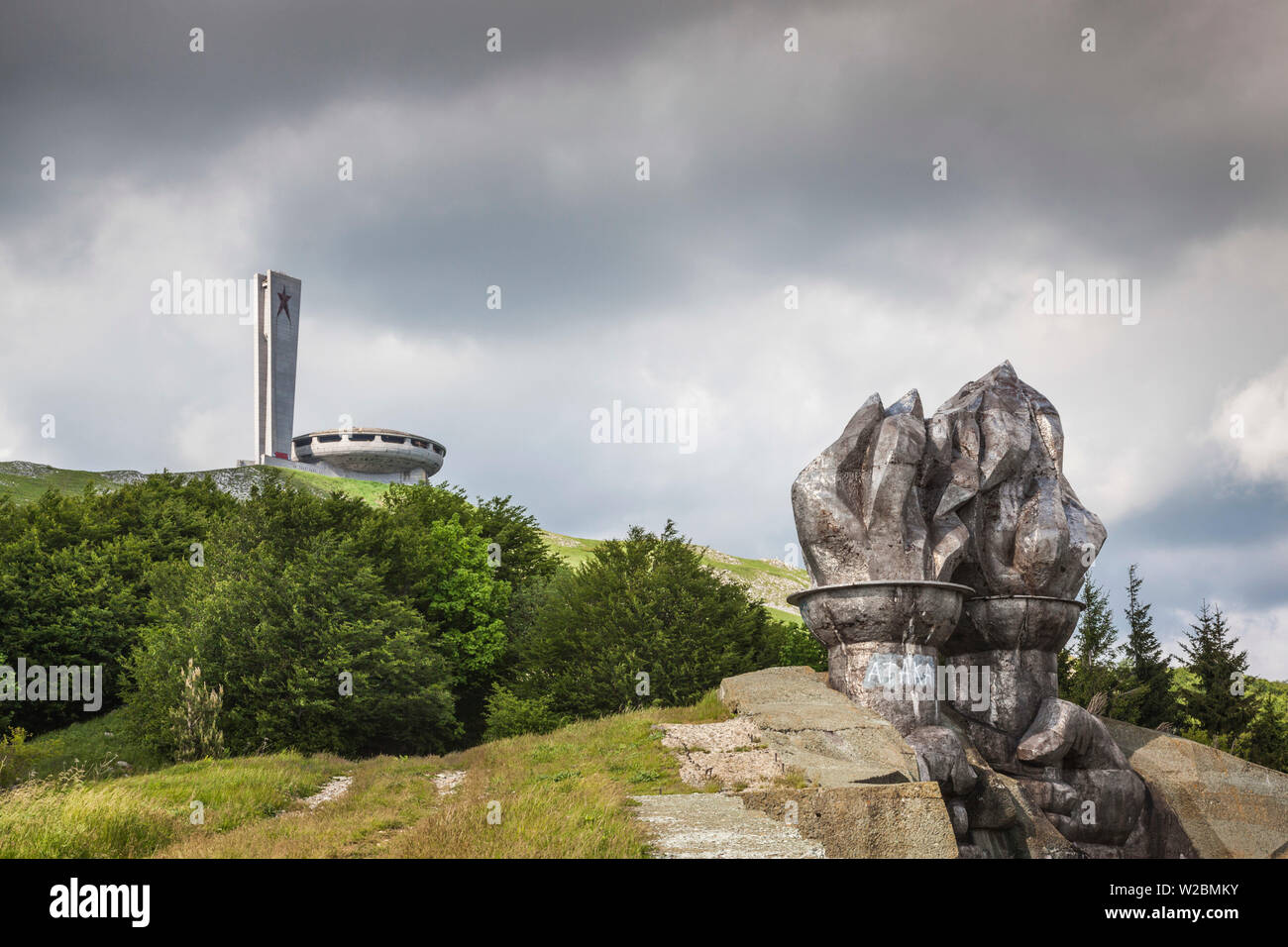 La Bulgaria, centrale Monti, Shipka, Shipka Pass, Rovine dell'era sovietica Monumento Buzludzha, costruito in onore del partito comunista bulgaro nel1981, tardo pomeriggio Foto Stock