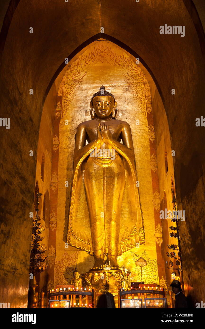 Statua di Budda statua dorata, Ananda Pahto tempio, Bagan, Myanmar (Birmania) Foto Stock