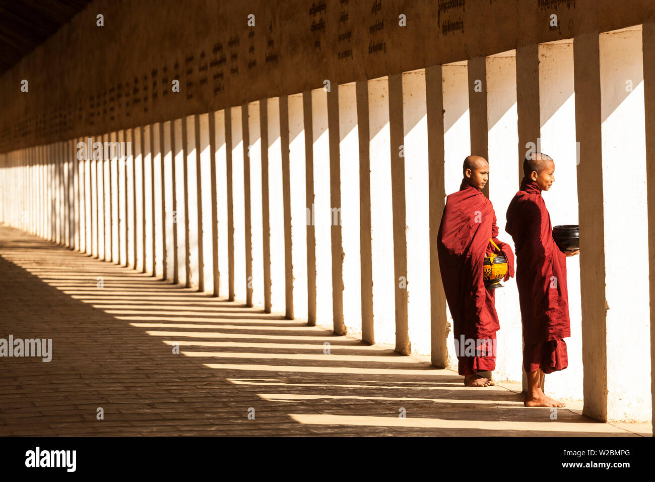 I monaci in passerella per Shwezigon Pagoda, Bagan (pagano), Myanmar (Birmania) Foto Stock