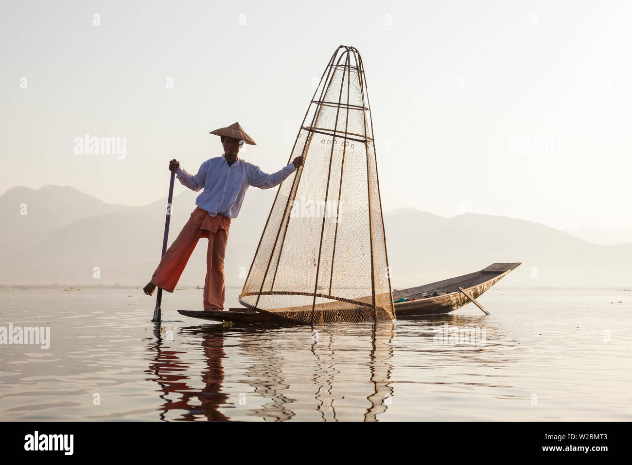 Intha pescatore, stato Shan - Lago Inle, Myanmar (Birmania) Foto Stock