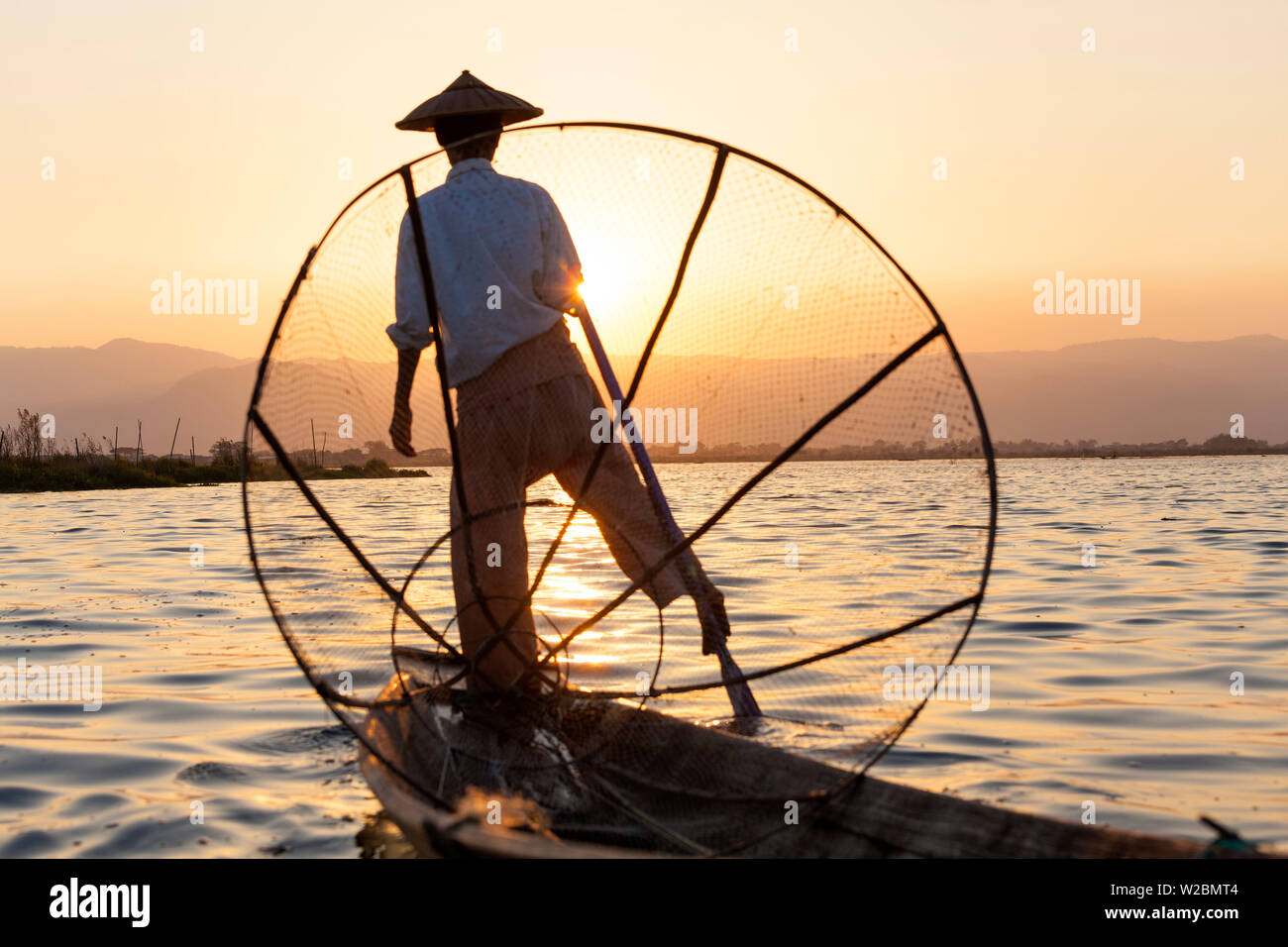 Intha pescatore, stato Shan - Lago Inle, Myanmar (Birmania) Foto Stock