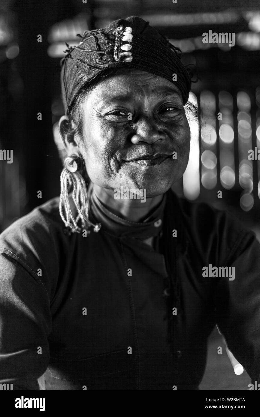 Una donna della piccola tribù di Ann, con denti annerito per allontanare gli spiriti maligni e che credono che per essere nero all'esterno è di essere bianco e puro entro, nr Kyaing Tong, Triangolo Dorato, Myanmar (Birmania) Foto Stock