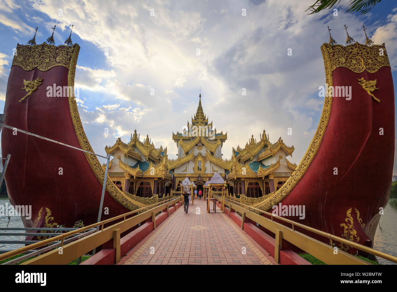 Myanmar (Birmania), Yangon (Rangoon), Shwedagon Paya (Pagoda), Karaweik Hall e Kandawgyi Lake Foto Stock
