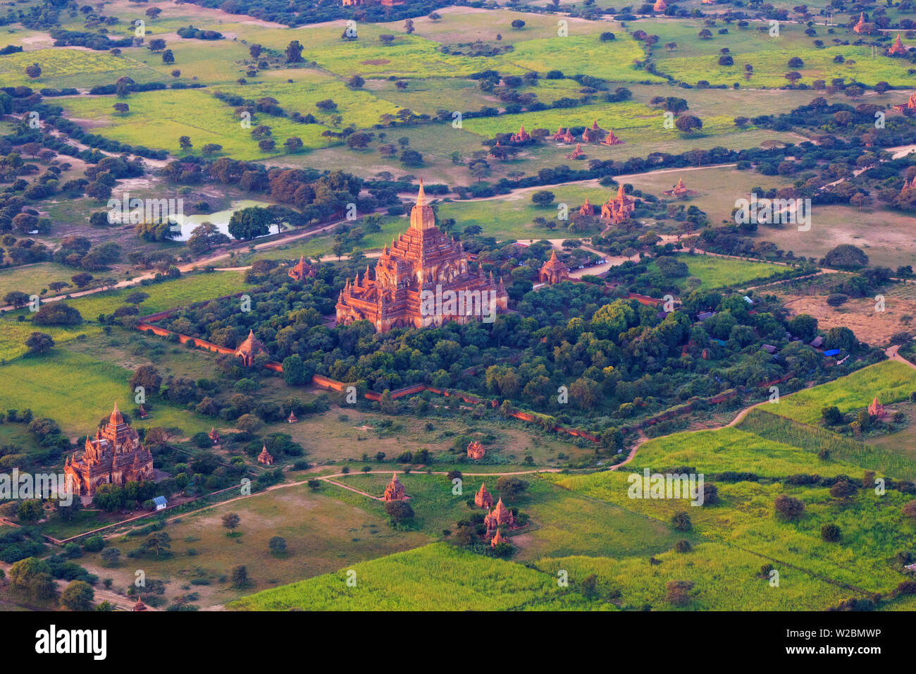 Myanmar (Birmania), templi di Bagan (Patrimonio mondiale dell'Unesco) vista in elevazione da mongolfiere Foto Stock