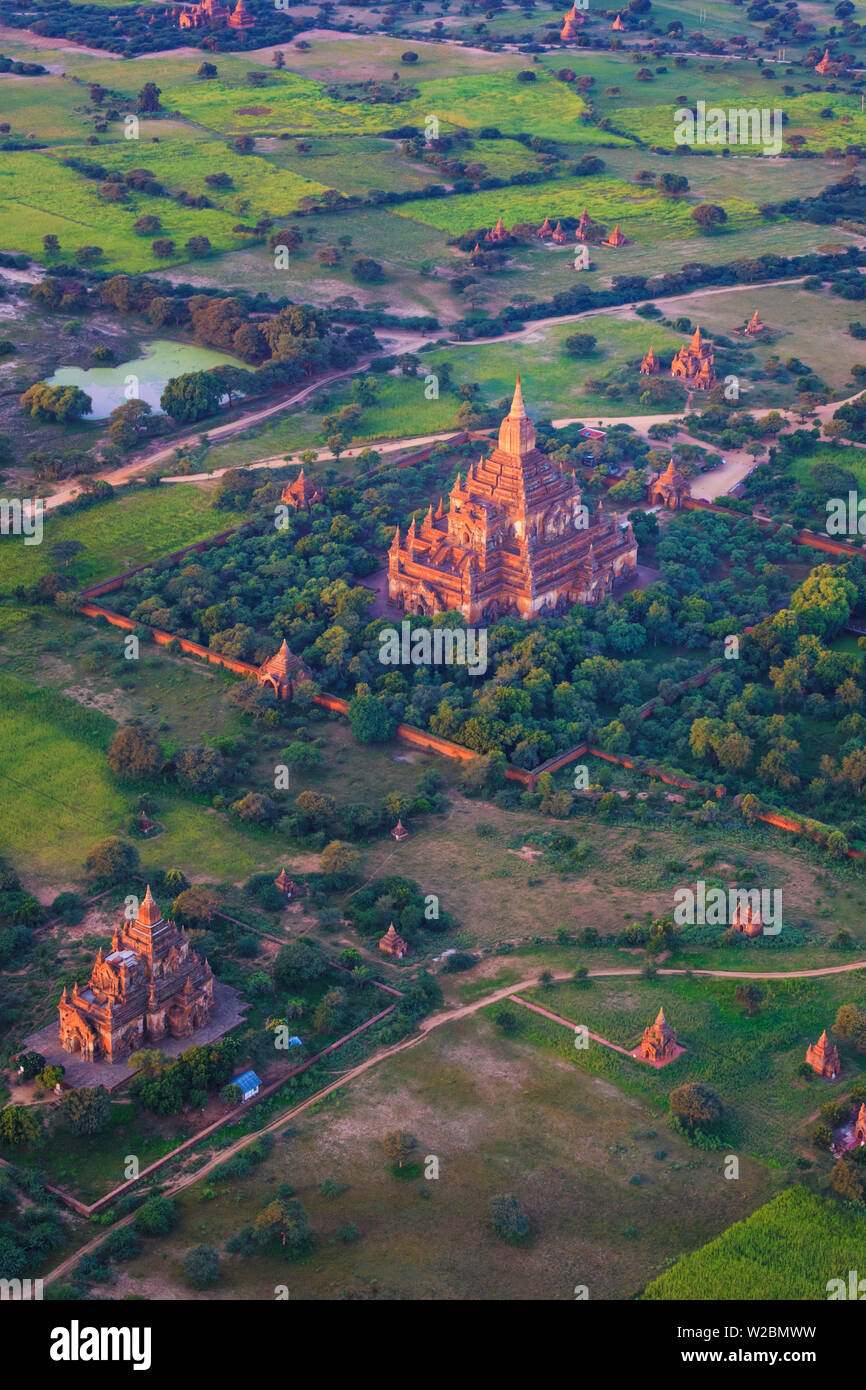 Myanmar (Birmania), templi di Bagan (Patrimonio mondiale dell'Unesco) vista in elevazione da mongolfiere Foto Stock
