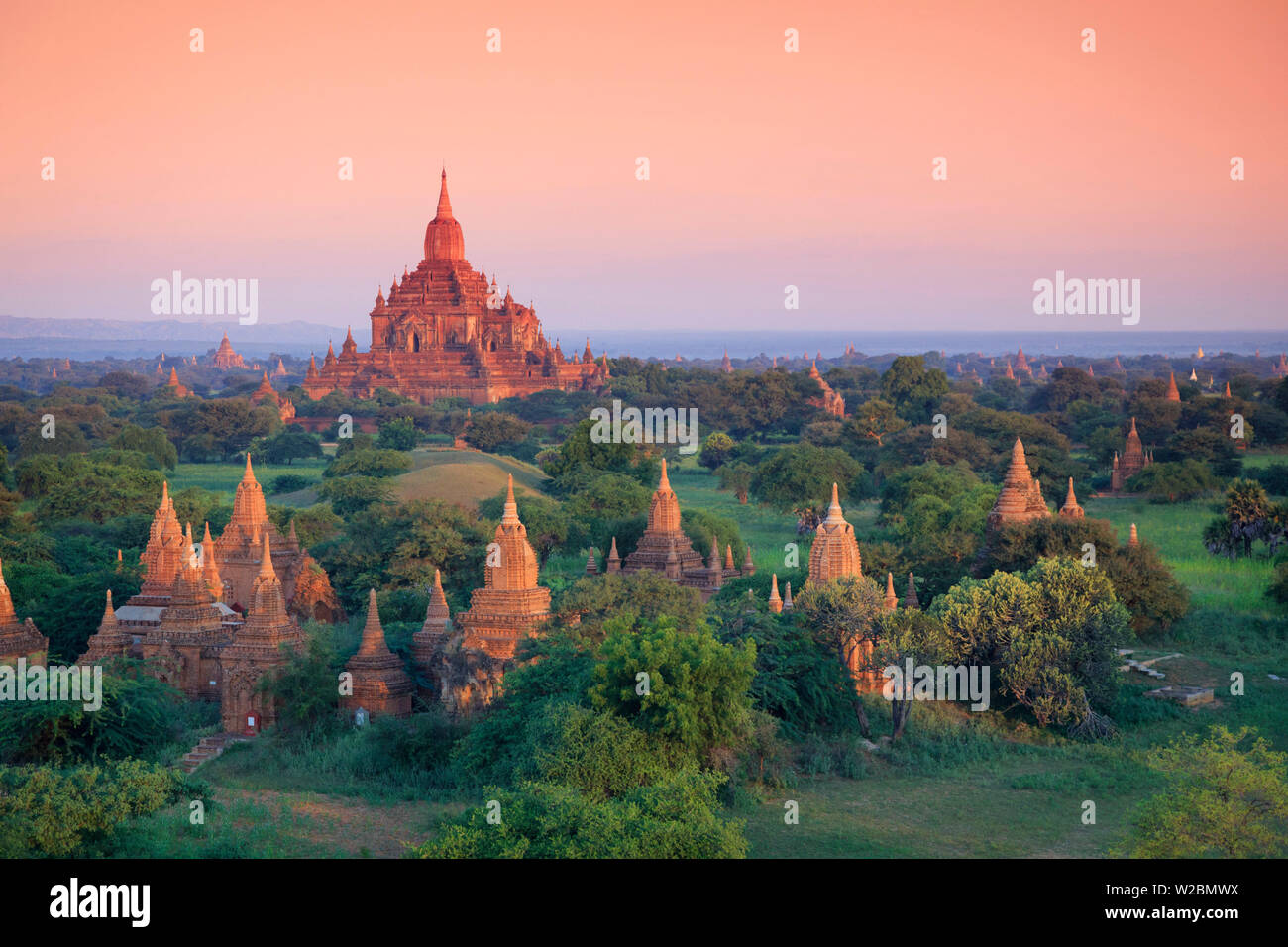 Myanmar (Birmania), templi di Bagan (Patrimonio mondiale dell'Unesco) vista in elevazione da mongolfiere Foto Stock