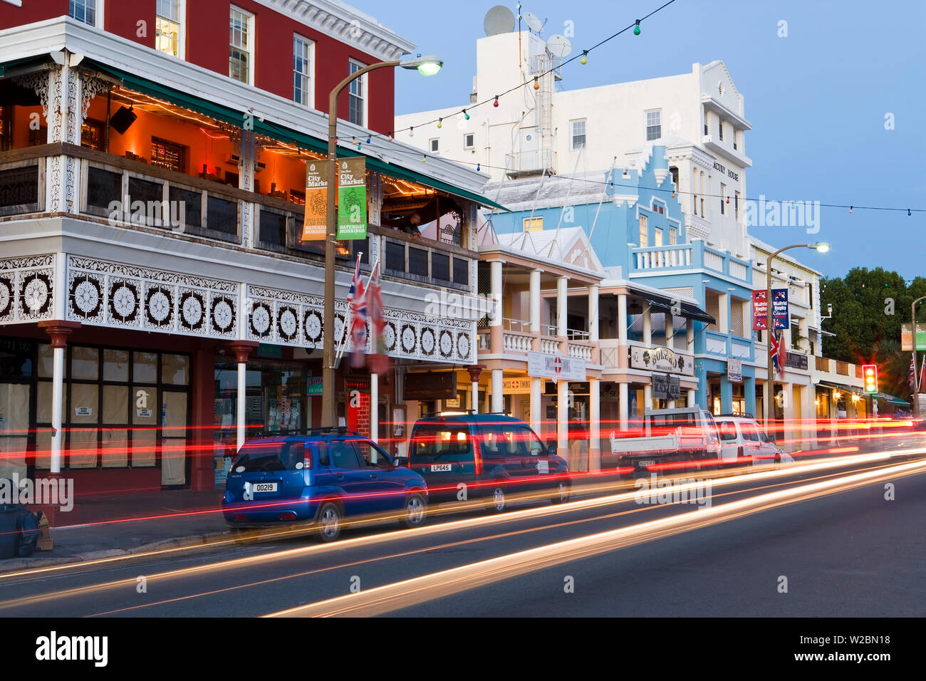 Bermuda, Hamilton, Front Street, gli edifici colorati lungo Hamilton della Main Street Foto Stock