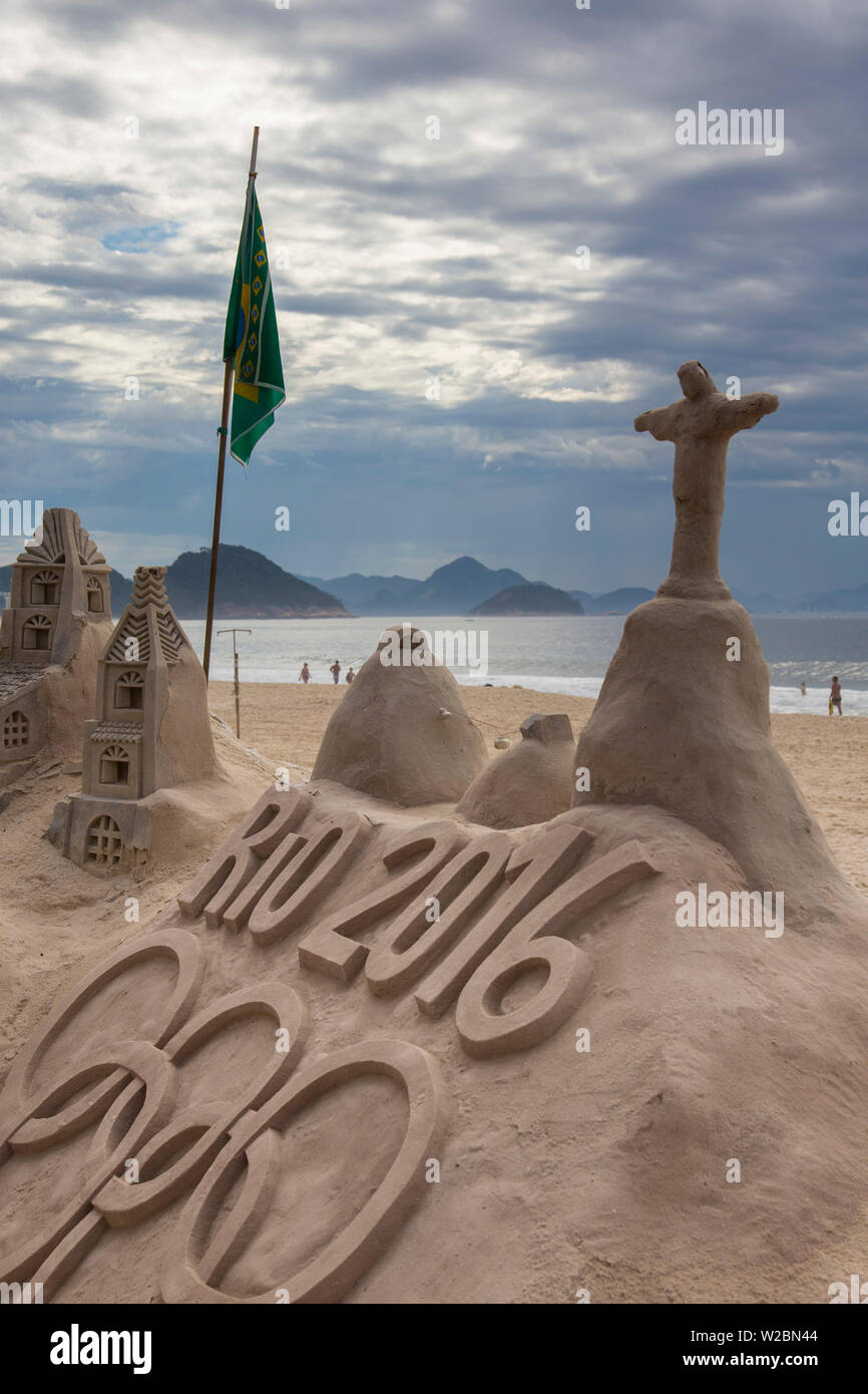 Castello di sabbia sulla spiaggia di Copacabana, Rio de Janeiro, Brasile Foto Stock