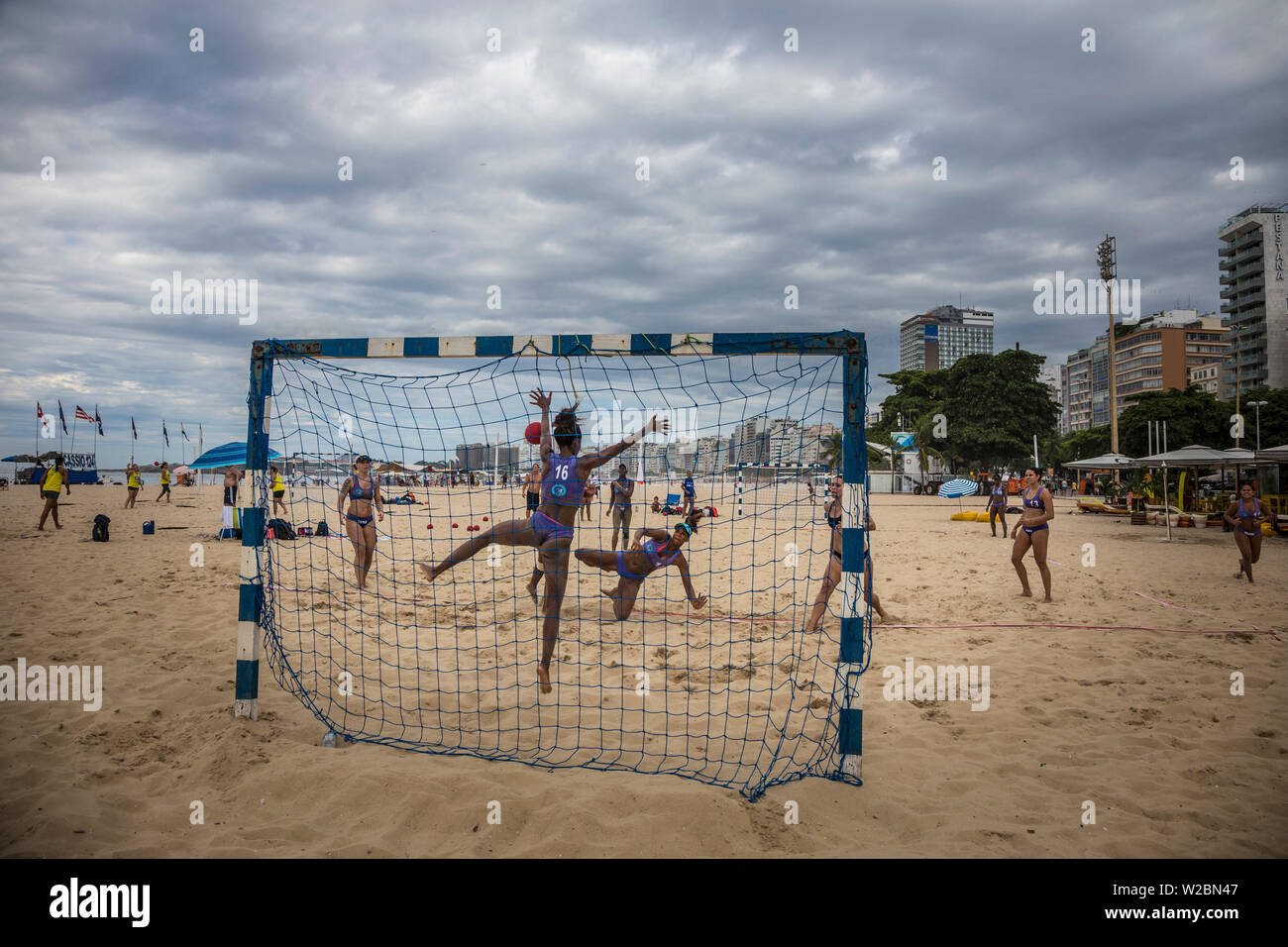 Beach soccer sulla spiaggia di Copacabana, Rio de Janeiro, Brasile Foto Stock