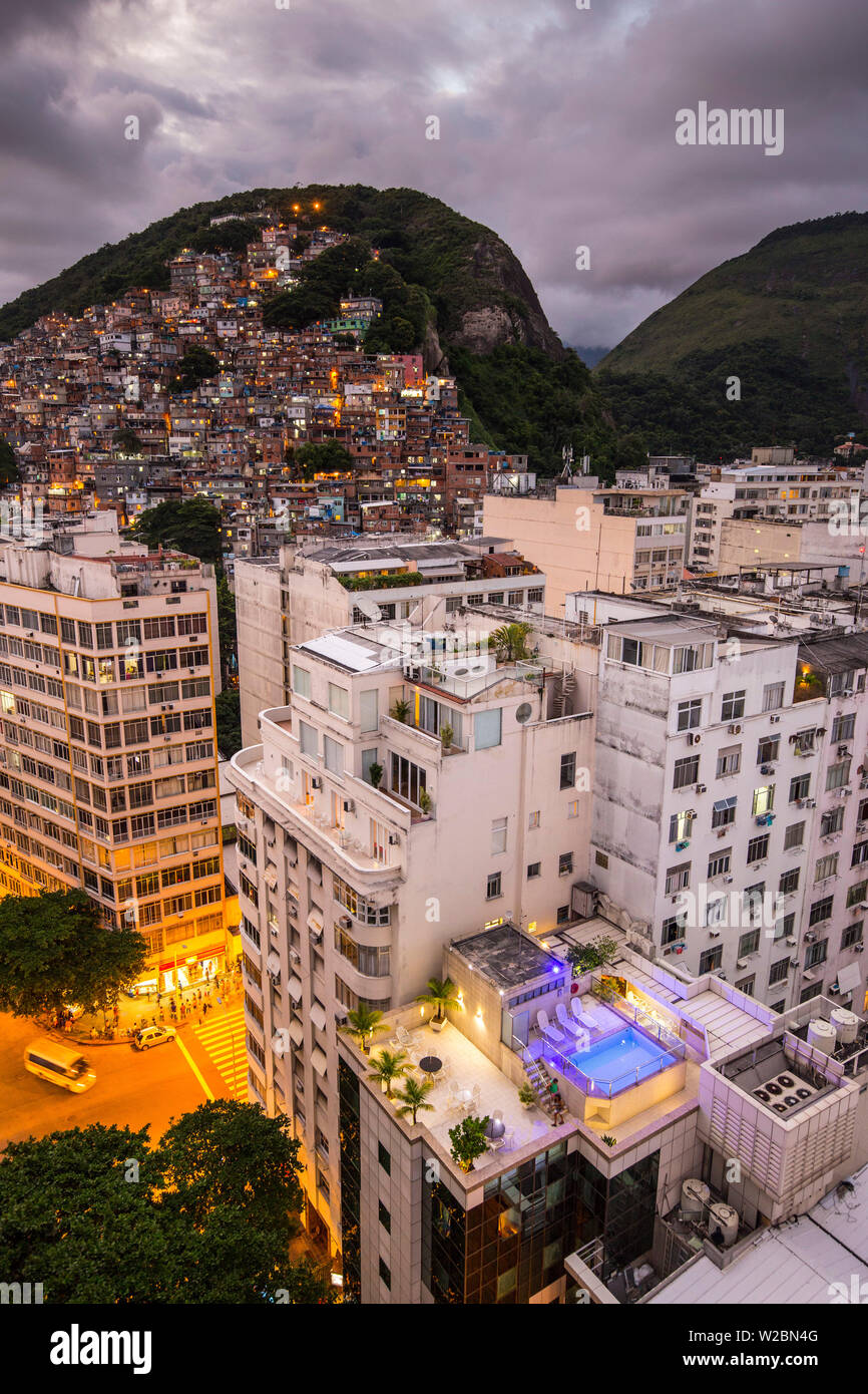 Favela a pochi isolati dalla spiaggia di Copacabana, Rio de Janeiro, Brasile Foto Stock