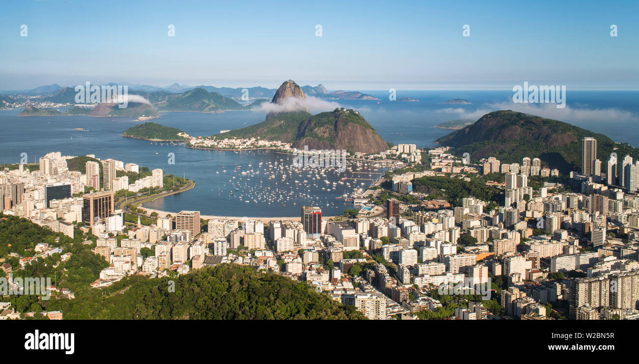 Pao Acucar o la Montagna Sugar Loaf e la baia di Botafogo, Rio de Janeiro, Brasile, Sud America Foto Stock