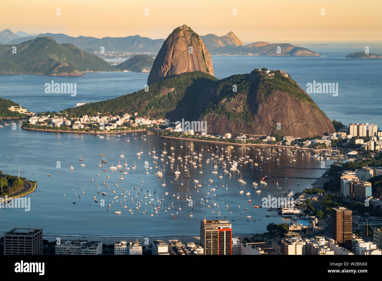 Pao Acucar o la Montagna Sugar Loaf e la baia di Botafogo, Rio de Janeiro, Brasile, Sud America Foto Stock