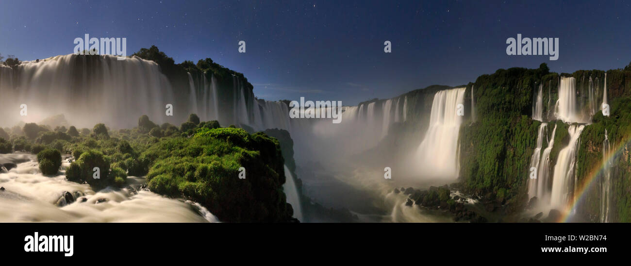 Il Brasile, Parana, Iguassu Falls National Park (Cataratas do Iguacu) (Sito UNESCO) illuminato solo da Monlight Foto Stock