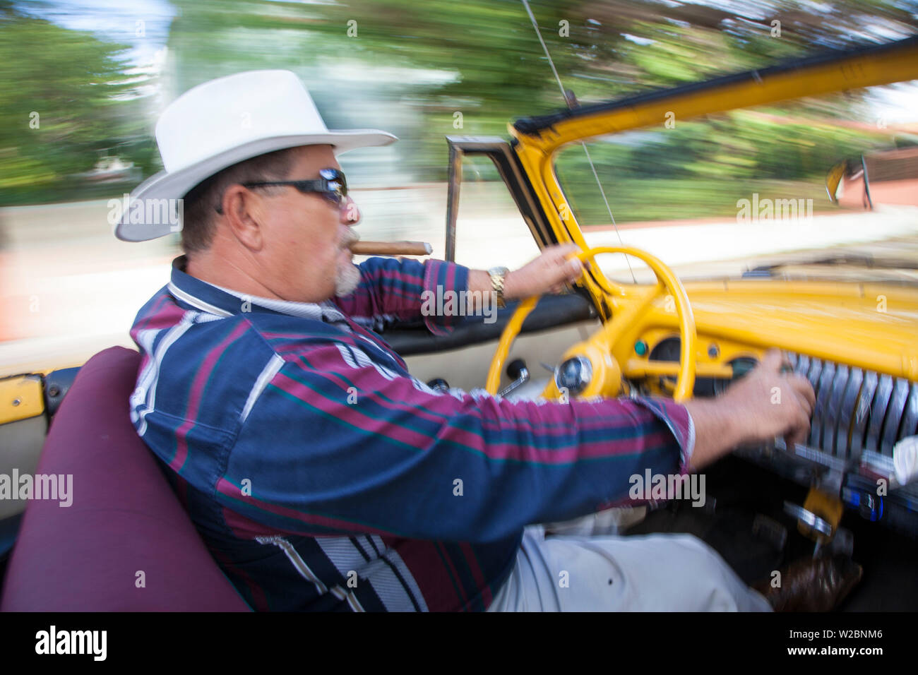 Uomo cubano alla guida della sua Classic 50's Chevrolet, Havana, Cuba (MR) Foto Stock