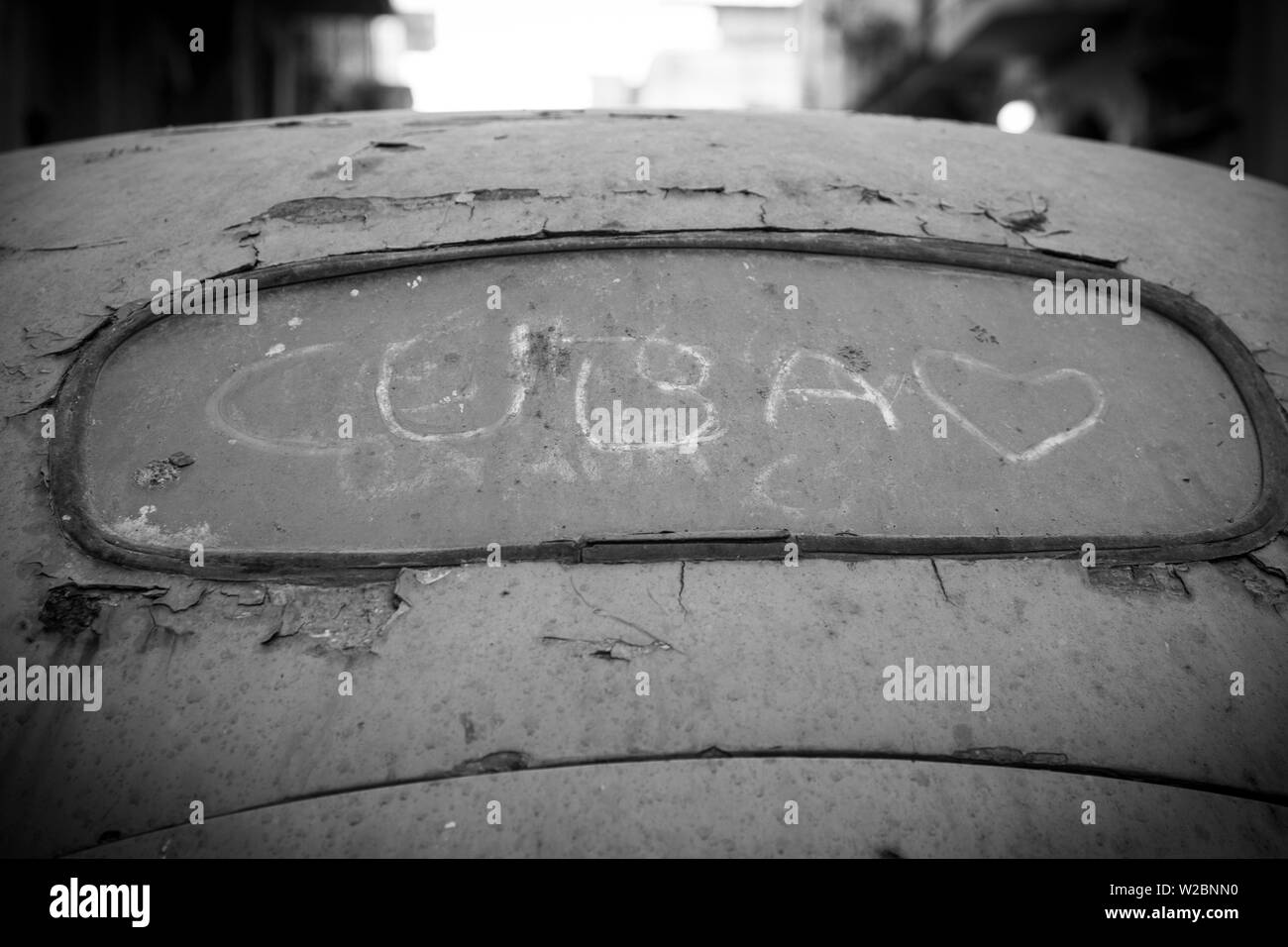 "Cuba" disegnate nella sporcizia su un parabrezza posteriore della vecchia auto, Habana Vieja, Havana, Cuba Foto Stock