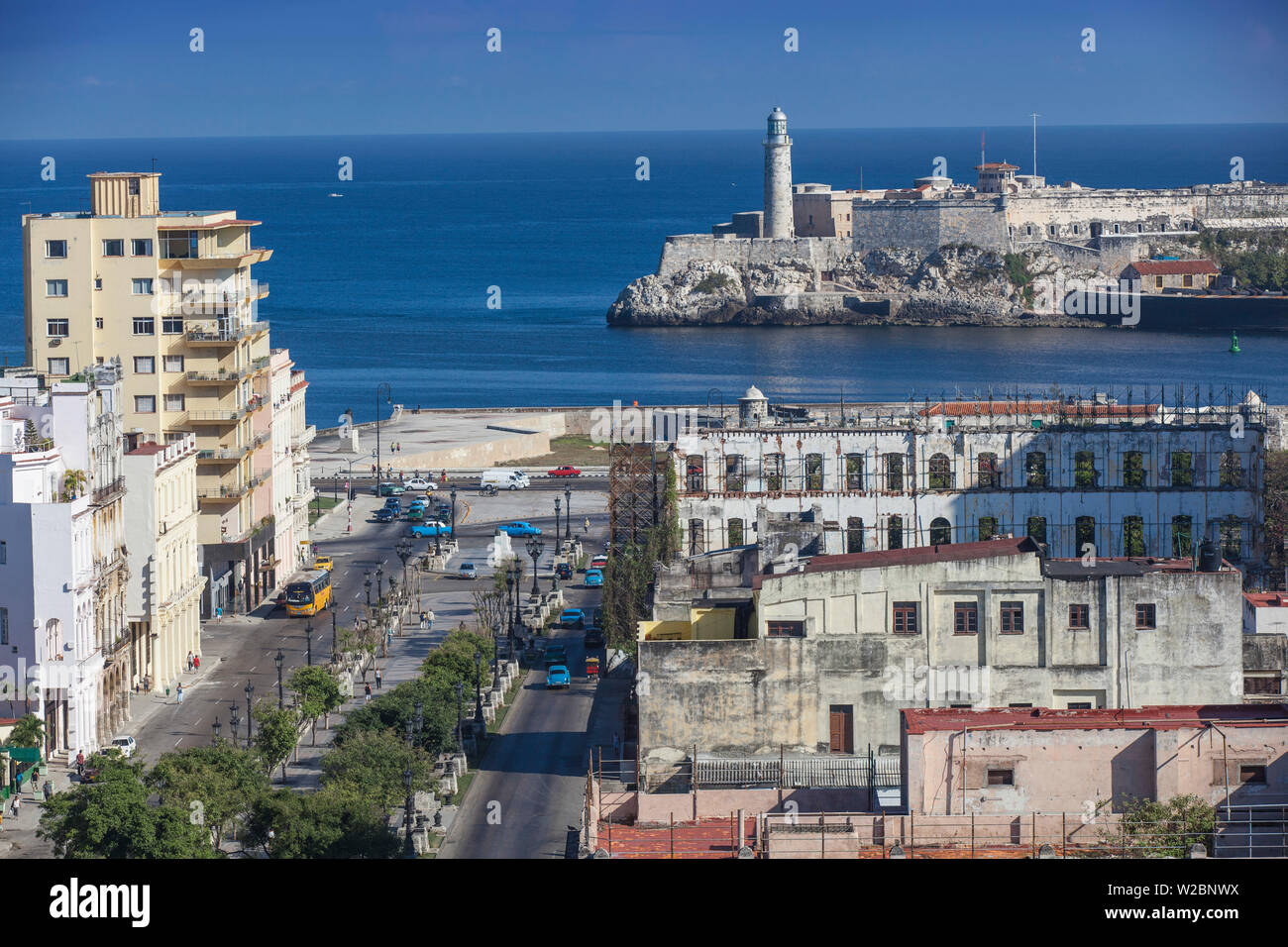 Cuba, La Habana, Havana Vieje, vista guardando verso il basso il Prado (Paseo de Marti) al Malecon e El Morro - Morro Castle Foto Stock