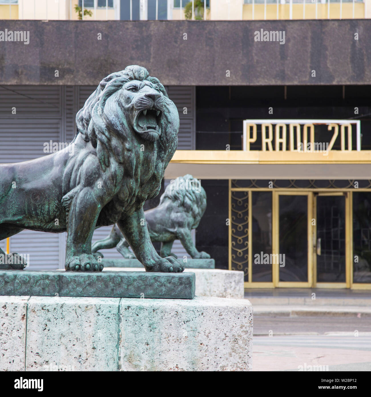 Lion statue sul Prado (Paseo de Marti), Havana, Cuba Foto Stock