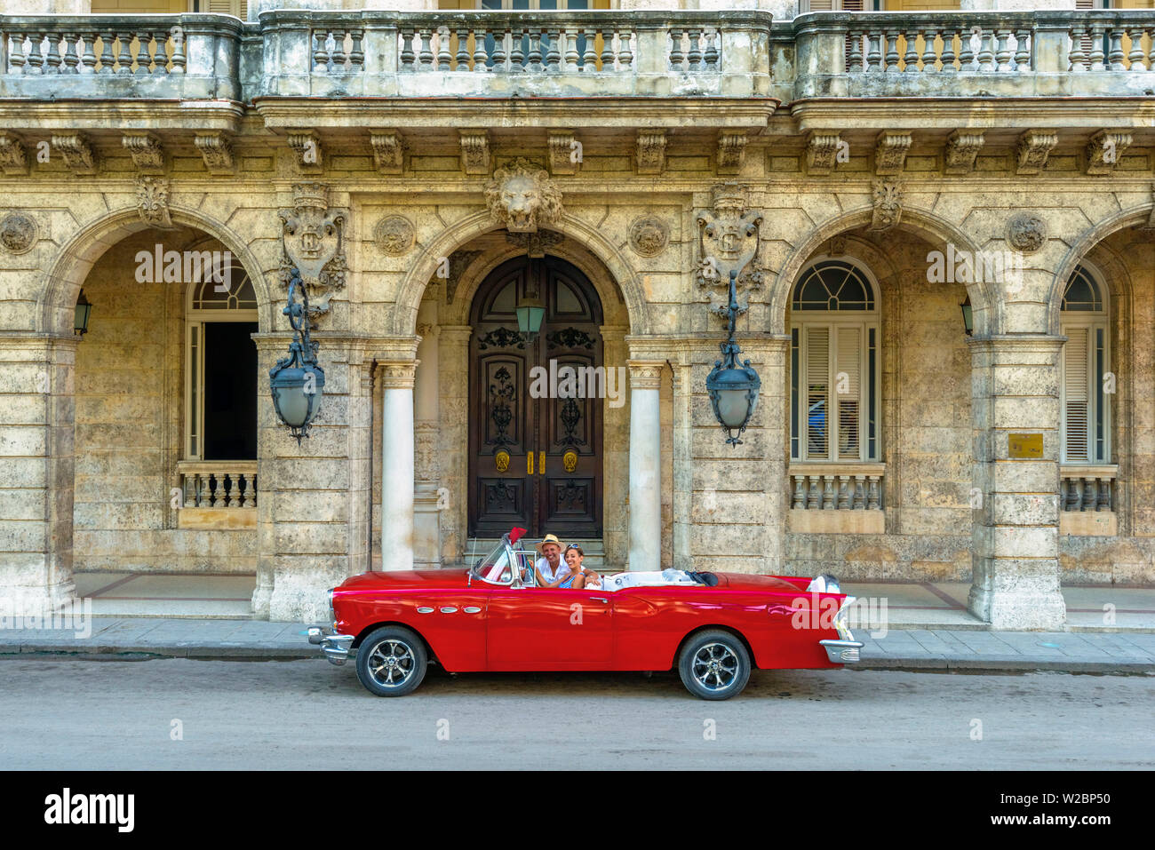 Cuba, La Habana, La Habana Vieja, turisti godendo 1950 classic American Buick (MR) Foto Stock