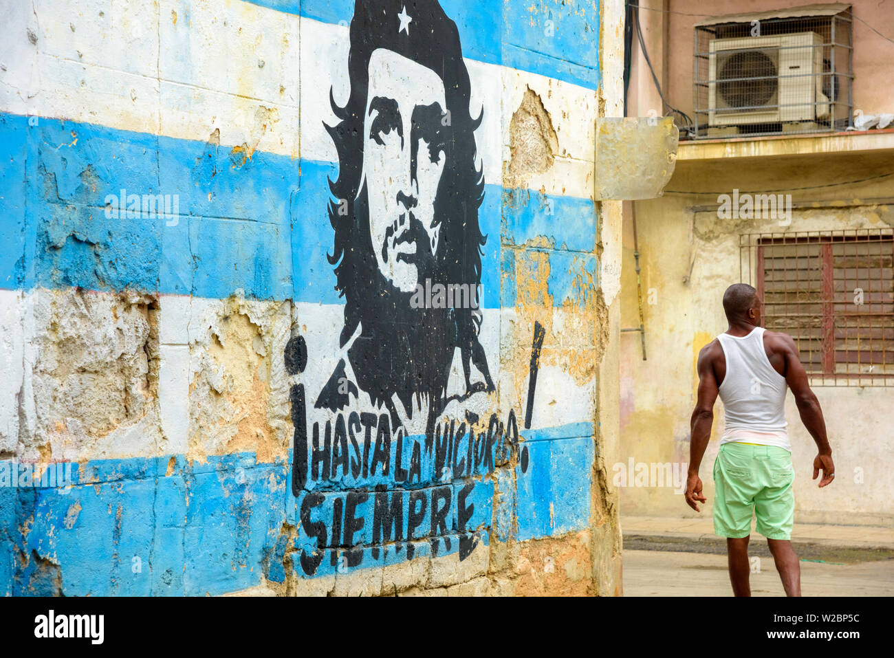 Cuba, La Habana, La Habana Vieja, Che Guevara e bandiera cubana murale Foto Stock