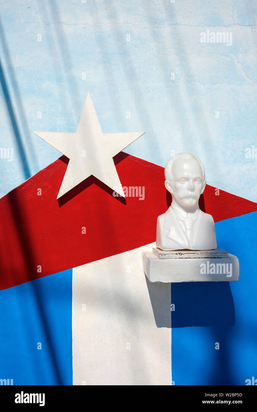Cuba, La Habana, bandiera cubana e Jose Marti busto Foto Stock