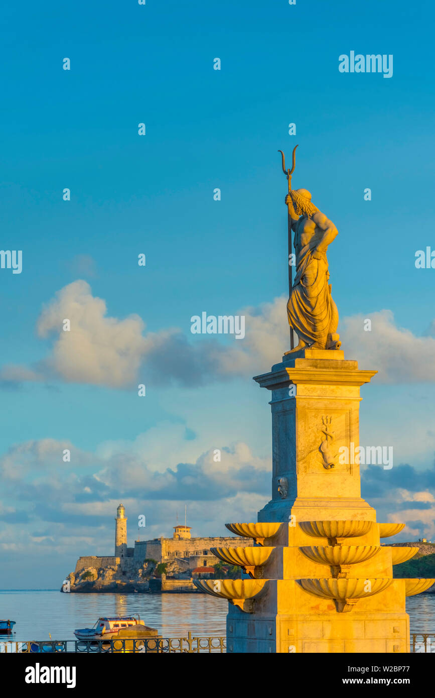 Cuba, La Habana, il Malecon, statua di Nettuno Foto Stock