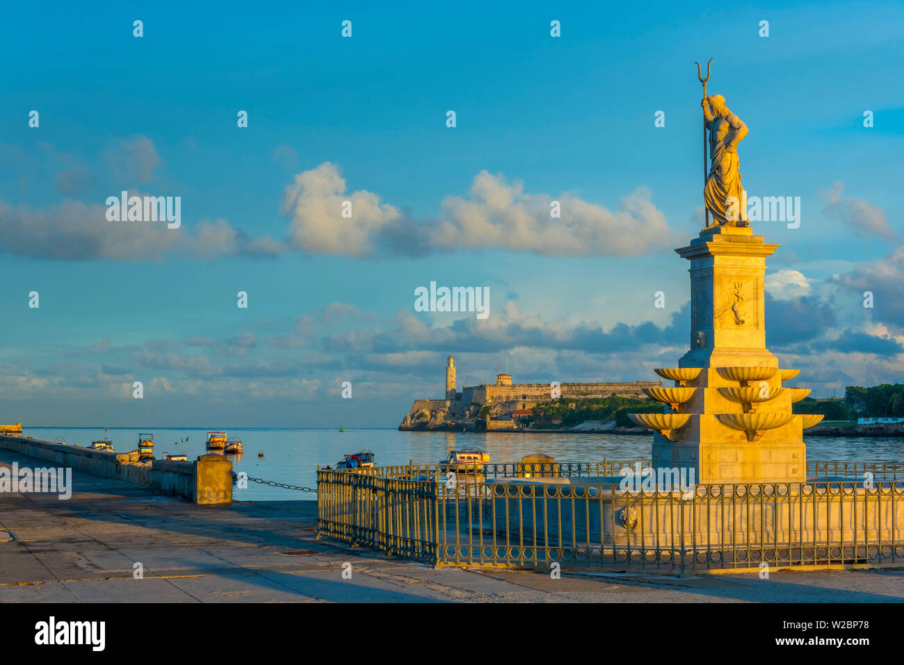 Cuba, La Habana, il Malecon, statua di Nettuno Foto Stock