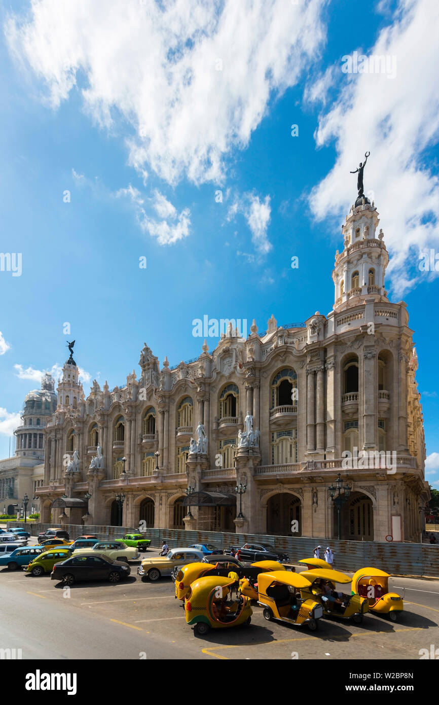 Cuba, La Habana Vieja (l'Avana Vecchia), Paseo de Marti, Gran Teatro de la Habana e giallo coco taxi Foto Stock