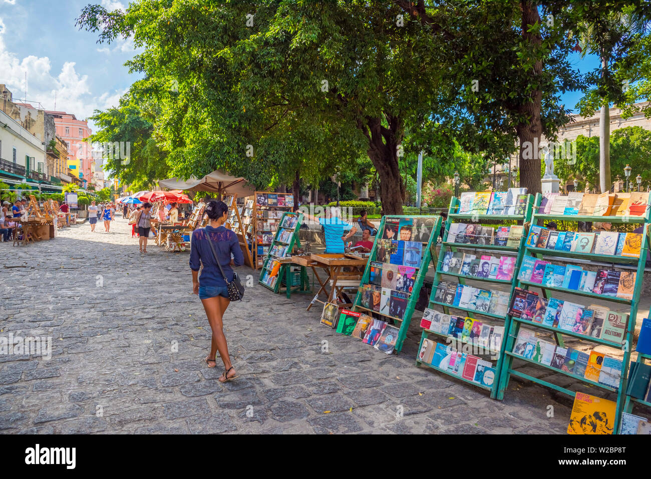 Cuba, La Habana, La Habana Vieja, Plaza de Armas, libro si spegne Foto Stock