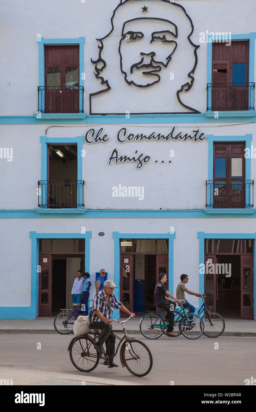 Cuba, Camaguey, provincia di Camaguey, Plaza de los Trabajadores, murale di Che Guevara sulla costruzione Foto Stock